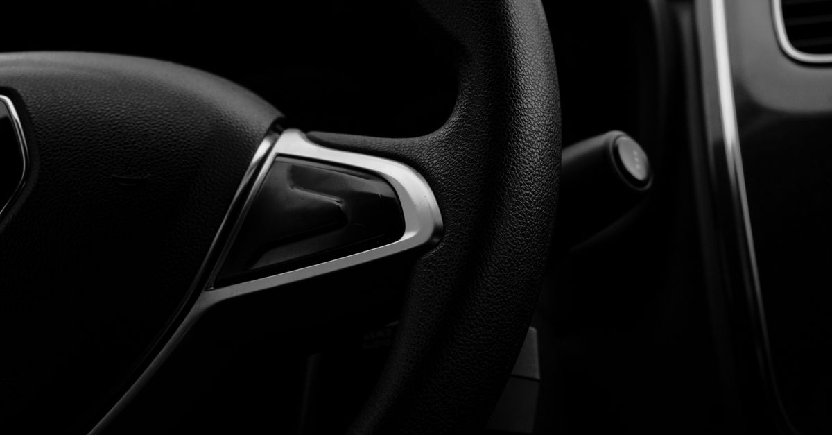 白化した車の未塗装樹脂パーツを洗浄する様子
