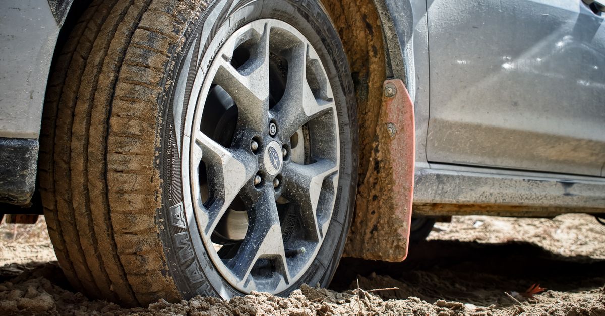 舗装路を走るオールシーズンタイヤ装着車