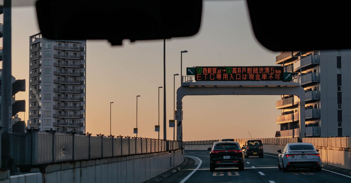 高速道路のサービスエリアで休憩する車