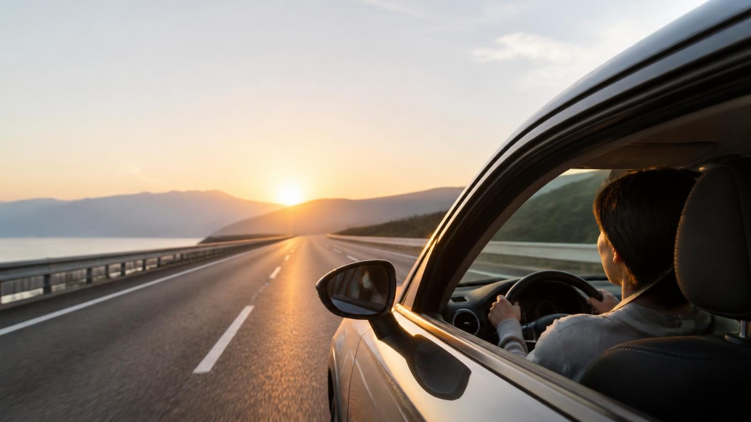 朝の高速道路を走る車の風景