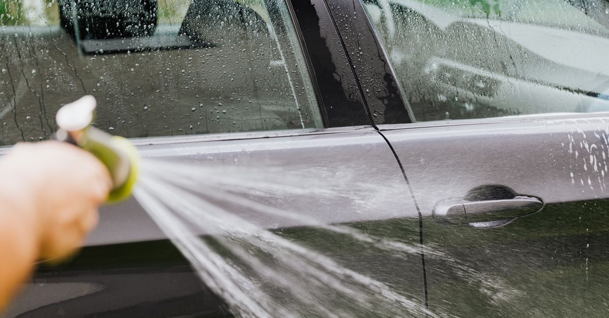 洗車前に車体の砂や泥を水で流している様子