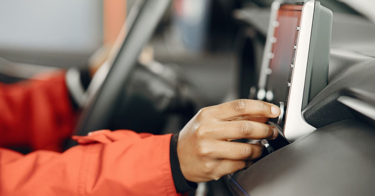 純正ナビの交換前に車内のダッシュボードを確認する様子