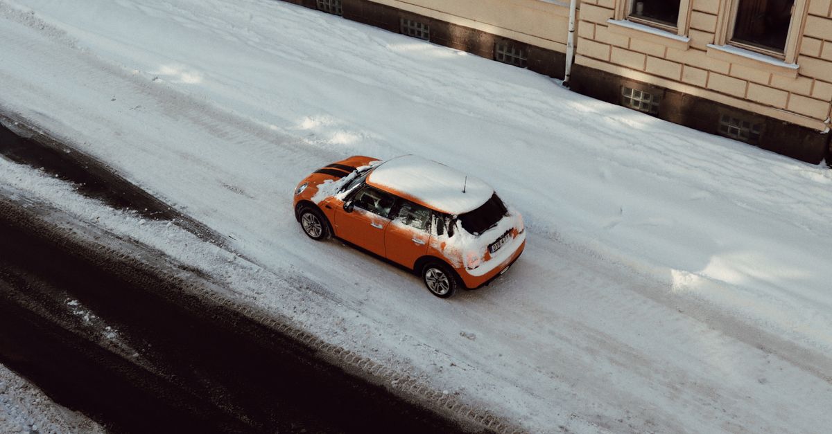 雪で覆われた車の排気口を確認する様子