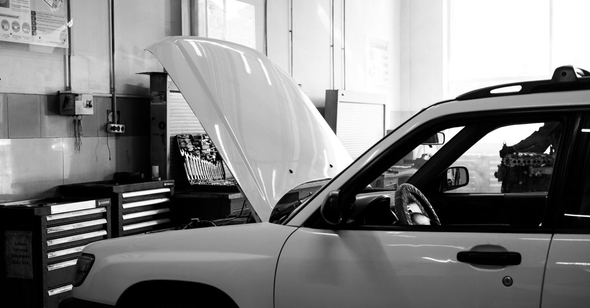 車検見積もりの内訳を確認し、費用を比較する準備をする様子