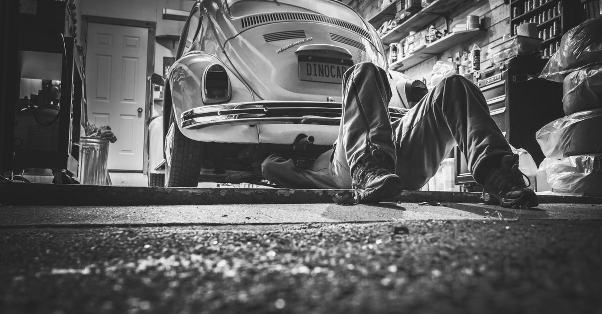 修理見積もりや維持費を見ながら車の買い替えを検討する様子