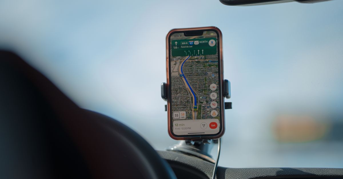 車内の視界や操作を妨げない位置に設置したスマホホルダー