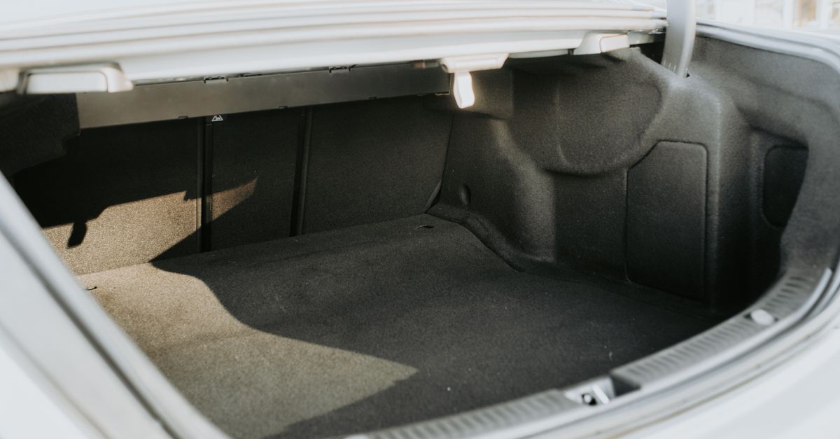 車内の荷物を整理し、車検証や鍵を確認する査定前の準備
