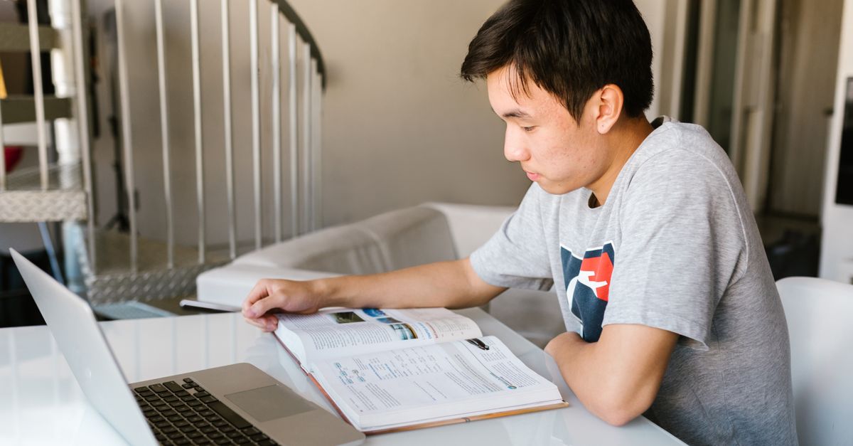 自宅でノートを取りながらオンラインの語学レッスンを受ける様子