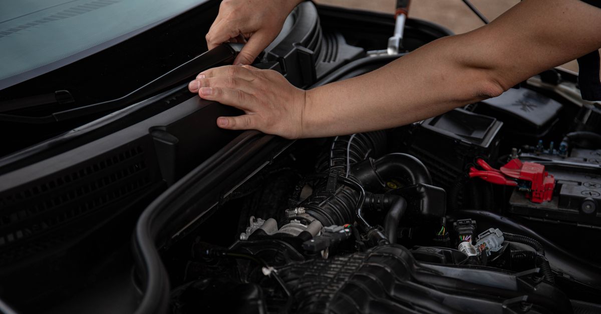 車のワイパーブレードに交換用ゴムを取り付ける作業