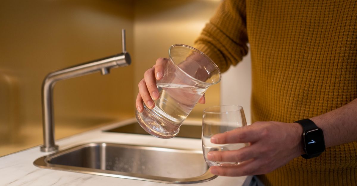 蛇口に取り付けた浄水器から水を注ぐ様子